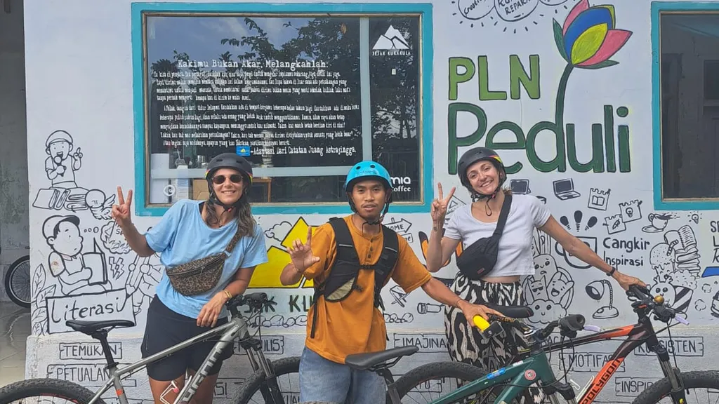group photo cycling with travellers